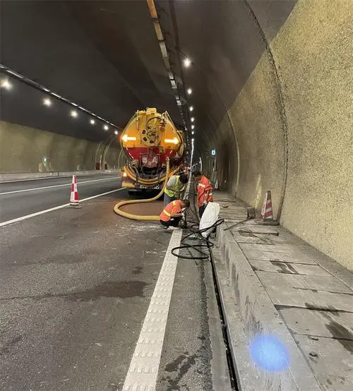 洞头隧道排水渠清淤